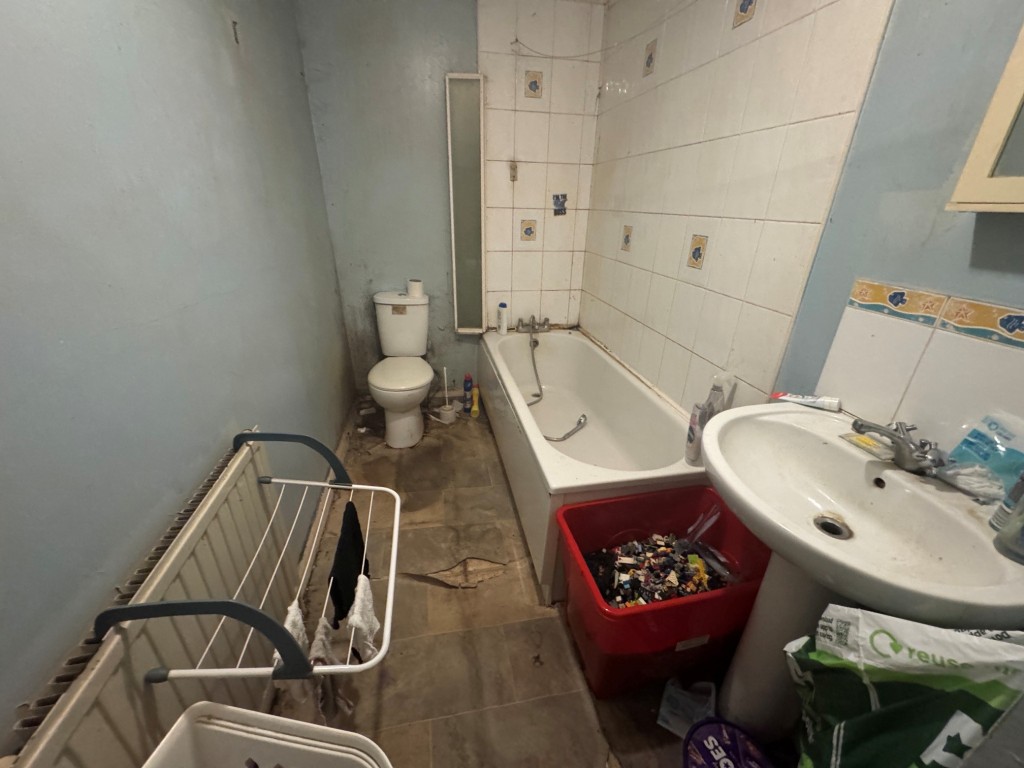 Lot: 72 - FREEHOLD BLOCK OF FOUR FLATS - Flat 2 - Bathroom